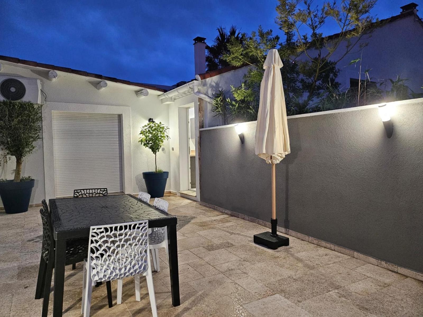 Agreable Logement Avec Terrasse Saint-Victoret Exterior photo